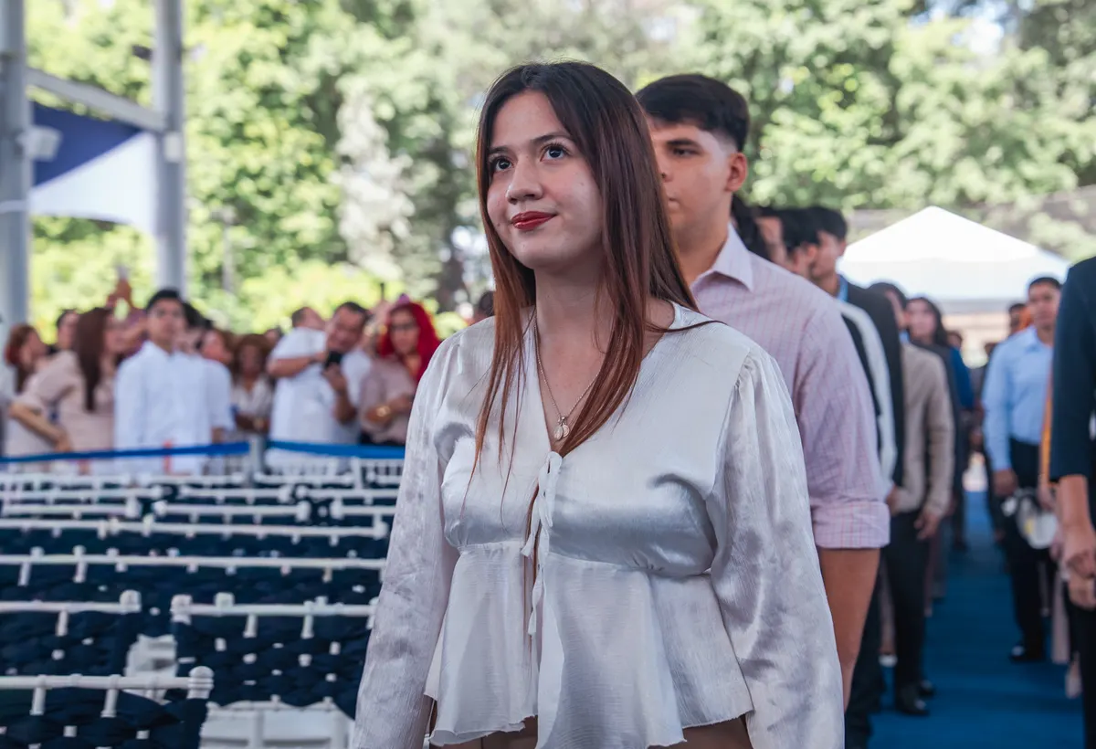 Graduada de ECOTEC llegando a la ceremonia junto a sus compañeros